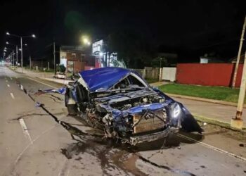 Posadas: manejaba ebrio, perdió el control y terminó contra un semáforo
