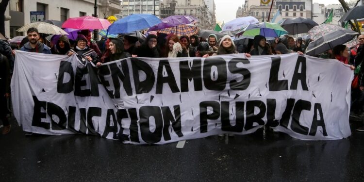 Milei recortó $78.711 millones en Educación
