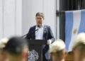 Kicillof acusó a Milei de cuidar “un solo empleo”, el de Adorni