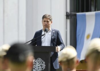 Kicillof acusó a Milei de cuidar “un solo empleo”, el de Adorni