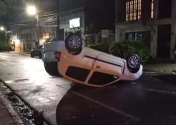 Conducía alcoholizado en pleno centro de Posadas y volcó su vehículo