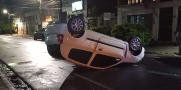 Conducía alcoholizado en pleno centro de Posadas y volcó su vehículo
