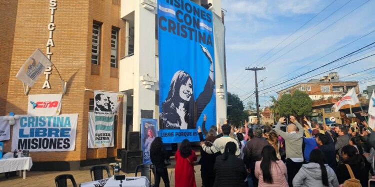 Cristina Kirchner concentra un nuevo respaldo militante con banderazos en distintos puntos del país