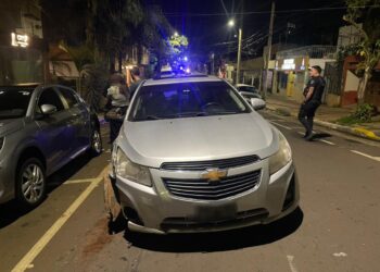 Conducía alcoholizado, chocó dos autos estacionados y terminó detenido