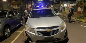 Conducía alcoholizado, chocó dos autos estacionados y terminó detenido