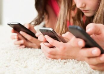 Crecen las restricciones al uso de celulares y redes sociales entre menores