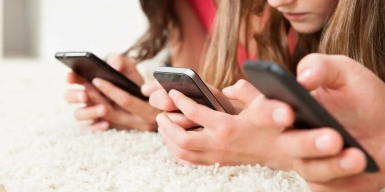 Crecen las restricciones al uso de celulares y redes sociales entre menores