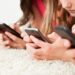 Crecen las restricciones al uso de celulares y redes sociales entre menores