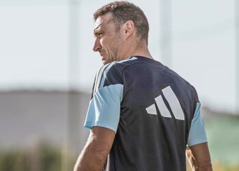 Scaloni prueba nuevas piezas en Kansas y Giay emerge como opción para el lateral derecho de la Selección