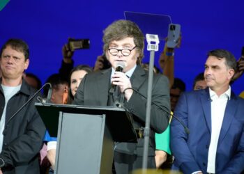 Milei criticó a Lula en Brasil y respaldó a Flavio Bolsonaro