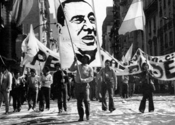 Antorchas, flores de papel y un ex cura con la sotana arrugada: las historias que dejó el adiós a Perón en Posadas