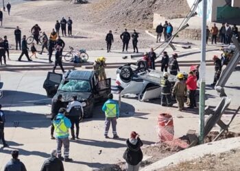 Un muerto y varios heridos al caer dos vehículos de un puente en Mendoza