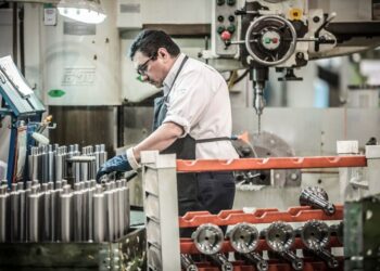 La actividad industrial cayó en agosto y acumula un descenso del 3% en lo que va de 2026