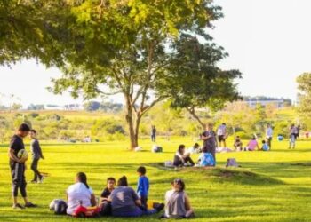 Más de 300 estudiantes celebraron la Semana del Derecho a Jugar en el Parque de la Ciudad