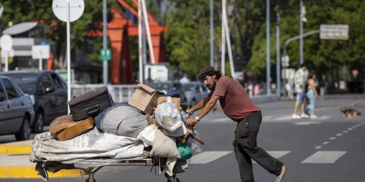La pobreza subió al 32,3% en el primer semestre y alcanza a 15,5 millones de personas
