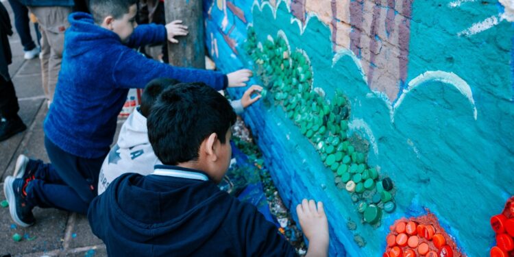 Estudiantes de Posadas crearon un mural ecológico con más de 200 mil tapitas recicladas
