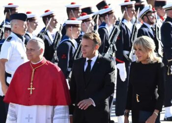 León XIV llegó a Francia con una agenda por la paz