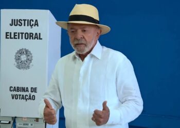 Lula da Silva votó y dijo que Brasil elige «entre la democracia o la barbarie»