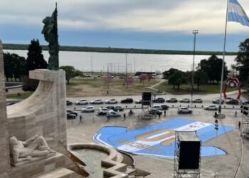 Desplegaron una camiseta gigante de Messi frente al Monumento a la Bandera en Rosario