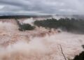 El río Iguazú superó los 12 mil metros cúbicos por segundo y cerraron el Parque Nacional Iguazú