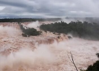 El río Iguazú superó los 12 mil metros cúbicos por segundo y cerraron el Parque Nacional Iguazú