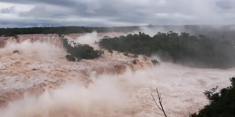 El río Iguazú superó los 12 mil metros cúbicos por segundo y cerraron el Parque Nacional Iguazú