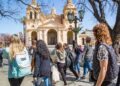 El fin de semana largo cerró con mayor movimiento de turistas y una caída en el gasto real