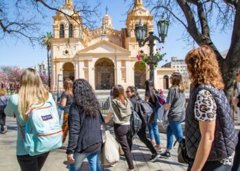 El fin de semana largo cerró con mayor movimiento de turistas y una caída en el gasto real