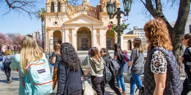 El fin de semana largo cerró con mayor movimiento de turistas y una caída en el gasto real