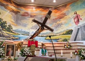 Un sacerdote murió aplastado por una cruz que cayó durante una misa transmitida en vivo