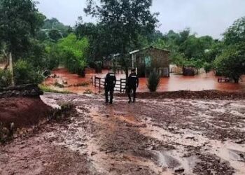 La crecida de los ríos en Misiones deja evacuados, puentes cerrados y pasos fluviales fuera de servicio