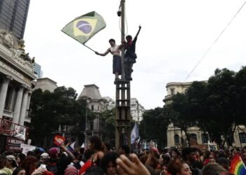Universitarios en Brasil se movilizan en rechazo a Flávio Bolsonaro en segunda vuelta