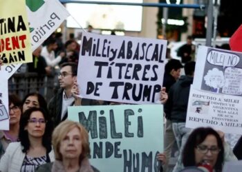 Estudiantes protestan en la universidad de Madrid contra la visita del presidente Javier Milei