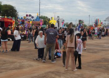 La Expo Carrozas reúne a las familias para exhibir el talento de los estudiantes