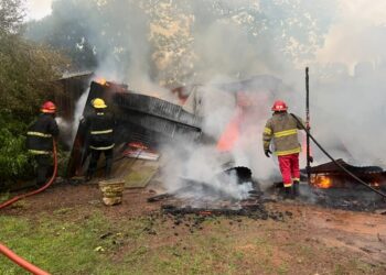 Un incendio consumió una casa en Posadas y movilizó a varias dotaciones de bomberos