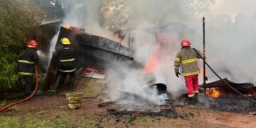 Un incendio consumió una casa en Posadas y movilizó a varias dotaciones de bomberos