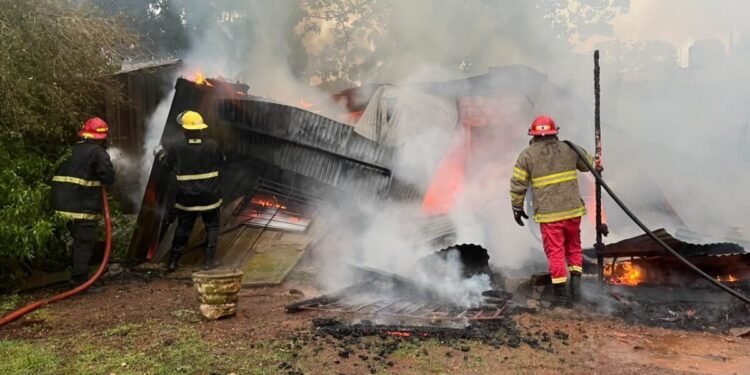 Un incendio consumió una casa en Posadas y movilizó a varias dotaciones de bomberos