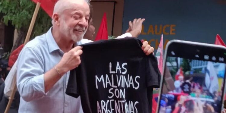 Lula da Silva se mostró con una remera sobre Malvinas durante el cierre de su campaña