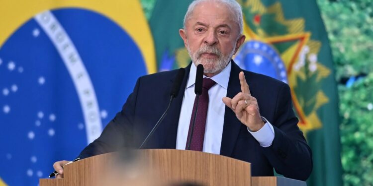 Brasil citó a la embajadora argentina en ese país tras la fuga de Flávio Bolsonaro