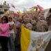 El Papa vuelve a saludar a la multitud en el Vaticano tras operarse